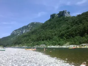 Rolig og sindsro, sydlige Ardeche-familiehus, flod og bjerg - Image 2