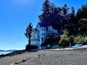 Waterfront Castle on the beach with hot tub on 1.58 Acres at downtown Chemainus - Image 4