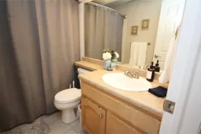 Upscale 2-bedroom with onsite parking. - Image 2