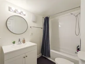 Navy gold dream - 2 bedroom house w/ work station - Image 4