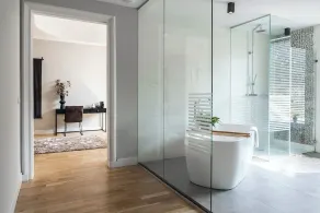 Suite no primeiro andar, 35m2, casa de banho privativa com banheira e chuveiro de efeito chuva. - Image 3