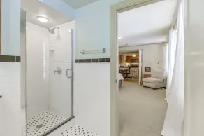 1 sovrum med modern inredning i klassisk Midtown-adress - Image 5