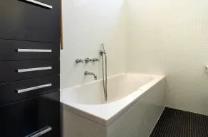 erstaunliche Design-Wohnung mit Balkon auf den See mit privaten Garage mit Blick auf - Image 5