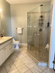 Lakefront 9 bedroom house sleeps 21+ - Image 5
