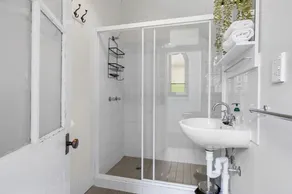 Comfortable 3 bed property in the heart of The Rocks - Image 2
