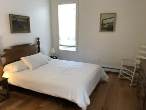 To soveværelser på første sal i enden af ​​en stille blind vej i dowtown - Image 4
