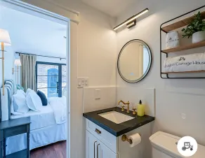 Historic Phoenix's Midtown Carriage House, Downtown {Free Parking} - Image 3