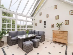 THE ABBEY COTTAGE, pet friendly, with hot tub in Windsor Green - Image 5
