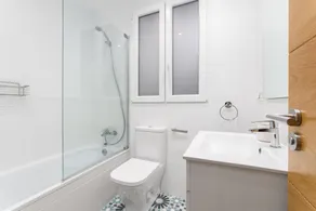 Nyrenoverad lägenhet i Antiguo på gångavstånd till stranden Ondarreta - Image 3