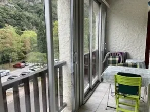 Apartamento F2 Cómodo con Estacionamiento y Se Admiten Mascotas - Image 3