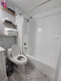 Private 1 bedroom apt in a quiet neighborhood, close to all! - Image 3