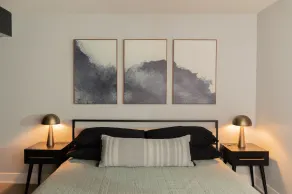 Private Balcony Abstract Apt Dwtn GR w/parking and King Bed - Image 5