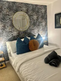 Elegant 2-Bed Home - Prime City Centre Location - Image 5