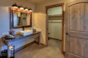 Luxurious 3 bedroom, 2 bathroom townhome. Sleeps 7, panormic views of red rocks. - Image 3