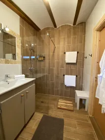 Spacious three-bedroomed country villa with large gardens and swimming pool - Image 5