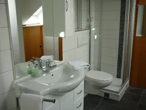 Moderno appartamento con aria condizionata, veranda, giardino, solarium, gazebo, stagno - Image 3