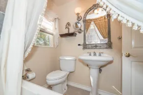 Romantic Getaway Cottage with Hot Tub and Resort Amenities - Image 4