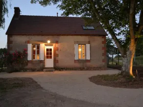 Renovated contemporary cottage with garden and pets allowed - Image 5
