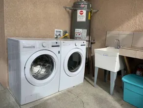 Private Studio/Downtown/Free Washer/Dryer/Fast Wi-Fi - Image 2