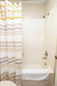 Nurse Ready• Wifi • Smart TV • Kitchen • Pets •W/D - Image 2