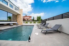 Modern villa with private pool near the sea - Image 4