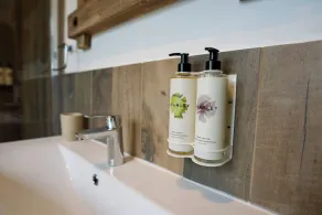 Tring Grange Cottage Sleeps 2 with Onsite Parking - Image 3