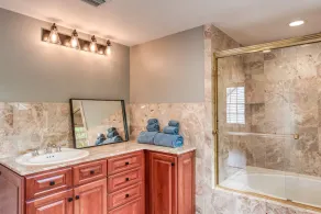 Colonial Quarter hideaway with modern comforts & balcony - near the beach - Image 4