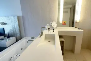 W Hotel - Beachfront 2 bedroom oasis - Image 4