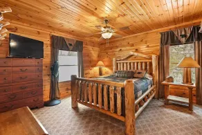 Tranquil Lakefront Log Cabin with Breathtaking Views. - Image 5