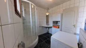 Beautiful villa with a private, fenced-in swimming pool - Image 3
