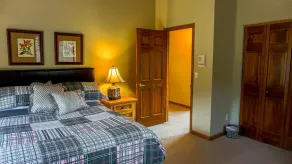 MOUNTAIN FAMILY ESCAPE w Private Creek, HOTTUB. close to local WEDDING venues - Image 5