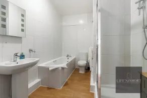 Stunning Modern Exeter Apartment w/balcony - Image 3