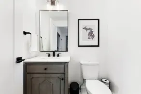 Breezy Chic: Fresh Spring Vibes at The Modern Oak walkable to town! - Image 3