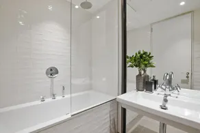 In The Heart of London 2 Bedroom Apartment - Image 2