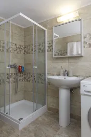 Stylish fully renovated home - Image 3
