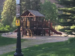 Chic 3-Level Condo w/Private Deck, Hot Tub & BBQ - Image 1