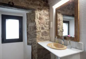 Rustic house in a private estate in Vilopriu. Pool - Image 2