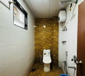Deluxe Chakan Corporate New Royal Inn - Image 2