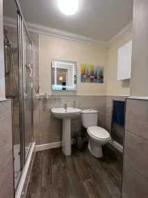 A beautiful ground floor apartment with courtyard garden - Image 2