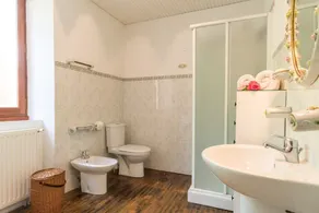 Vacation home with swimming pool overlooking historic monument - Image 3