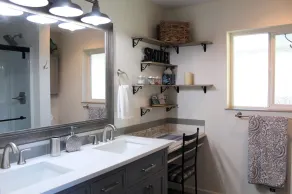 Newly renovated house in Olympia. Great for families. - Image 2