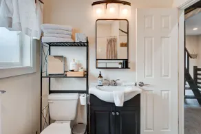 Cabin style home in the heart of Vancouver. Steps from public transportation! - Image 5