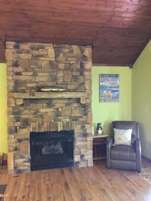 Lakefront 4BR/2BA Cabin - Sleeps 10  --> Pets Stay Free <-- - Image 3