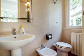 Apartment \"Villetta Dei Pini\" with Sea View, Private Garden & Wi-Fi - Image 4