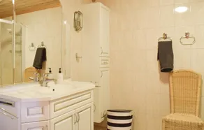 Awesome home in Hervik with house sea view - Image 4