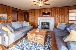 Secluded and Cozy Lake House/Farmhouse on 40 acres with a 13 acre private lake - Image 5