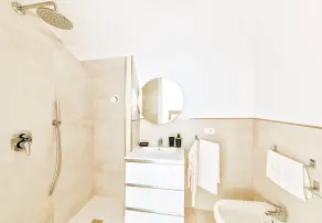 Apartment in historic building in the center and on the sea - Image 2