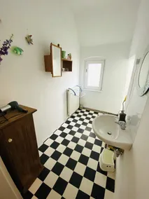 Quite, artsy apartment in a central location - Image 2