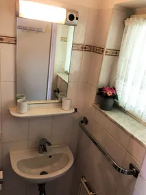 Small apartment with balcony and direct view of the lake on the 2nd floor - Image 3