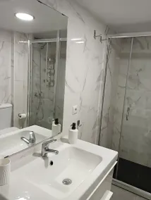 Ljus lägenhet nära stranden och marinan med loft och solrummet - Image 2